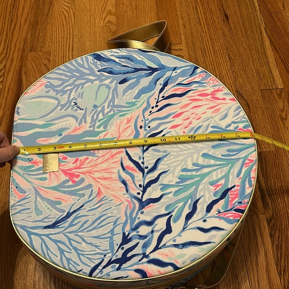 Round Lilly Pulitzer Bag - Picture 4 of 8